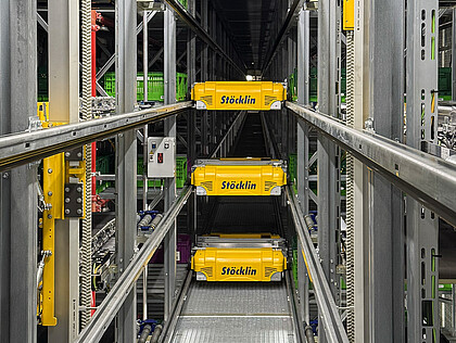 Die AKL FSP-Shuttle-Systemlösung für den Kühlbereich Stöcklin baut eine vollautomatische FSP-Shuttle-Kühllagerlösung